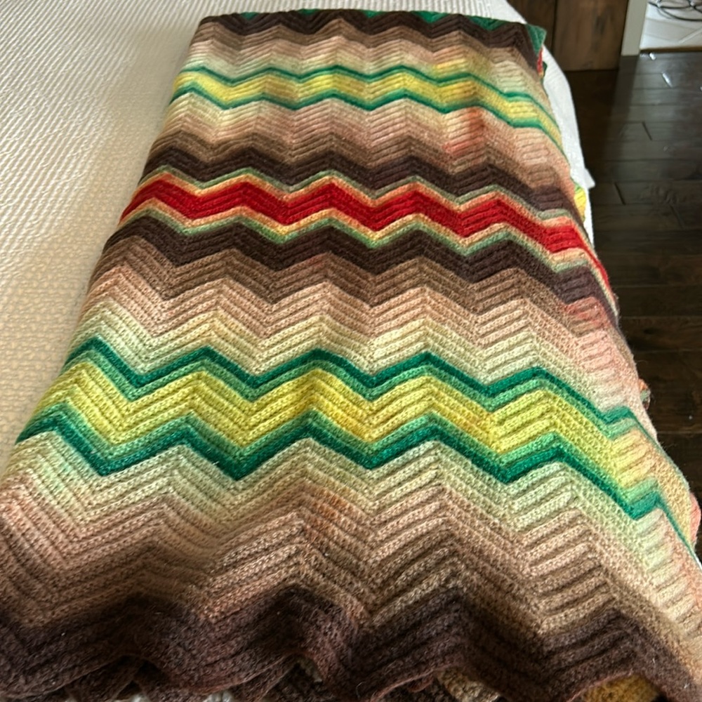 Vintage Handmade zigzag pattern quilt
